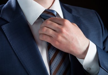 İş adamı kravatını düzeltiyor.