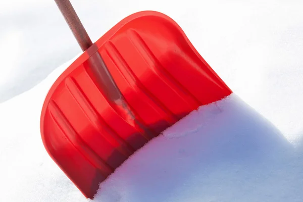 Röd snowshovel — Stockfoto