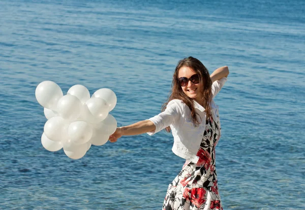 Feliz sorrindo jovem mulher brincando com balões — Fotografia de Stock