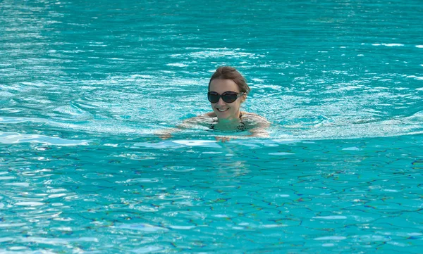 Щаслива молода жінка плаває — стокове фото