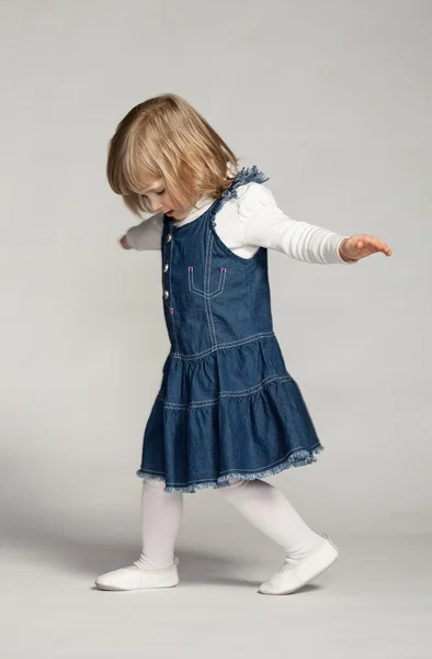 Giocoso bambina ballando — Foto Stock