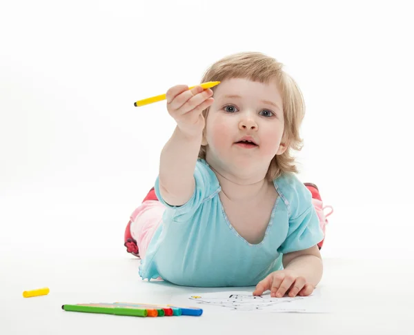 Baby flicka ritar med färgglada fiberpennor — Stockfoto