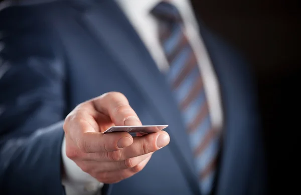 Kredi kartı tutan işadamı