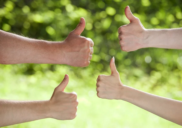 Hands showing thumbs up — Stock Photo, Image