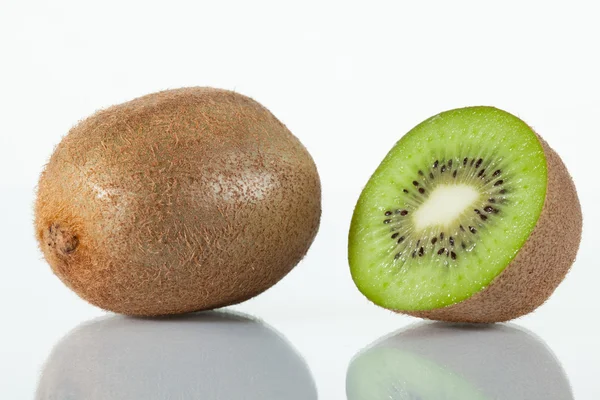 Vers hele en gesneden kiwi vruchten — Stockfoto