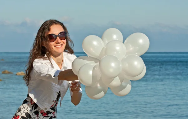 Glad ung kvinna vid havet — Stockfoto