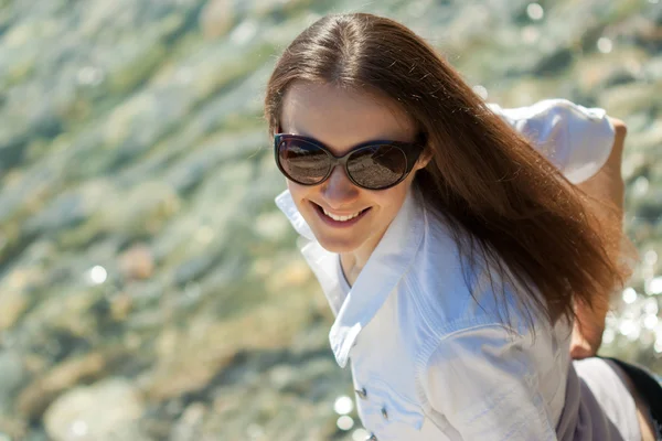 Ritratto di una bella giovane donna — Foto Stock