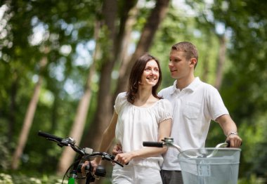 mutlu genç bir çift bisiklet yürüyüş