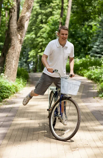 快乐的年轻人骑着自行车 — 图库照片