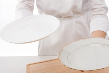 kadının holding beyaz tabaklar eller