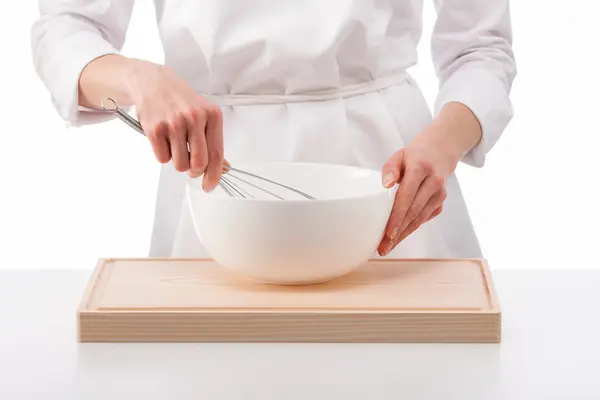 Bucătar biciui ceva într-un castron alb — Fotografie, imagine de stoc