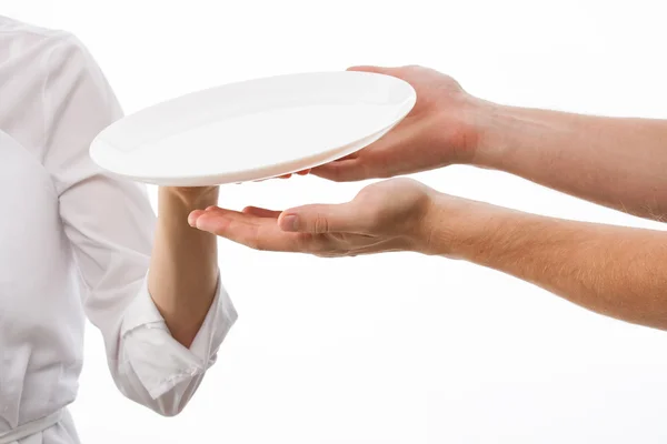 Die Hand des Kochs gibt den Händen des Menschen einen Teller — Stockfoto