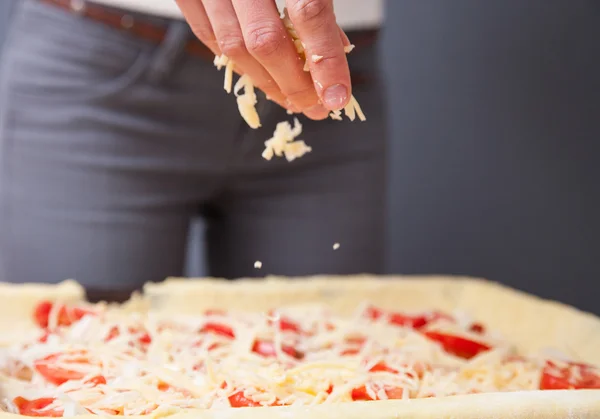 Домохозяйка готовит пиццу — стоковое фото