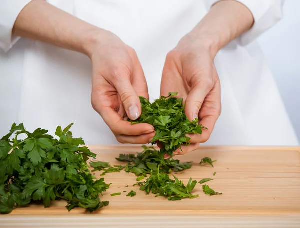 Cozinheiro preparando salada — Fotografia de Stock