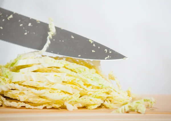 Chopping savoy cabbage — Stock Photo, Image