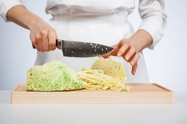 Cook chopping savoy cabbage — Stock Photo, Image