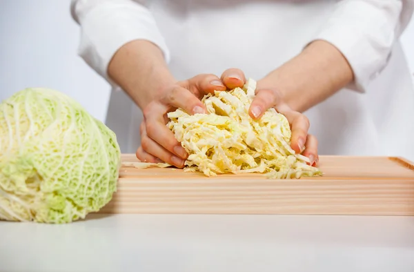 Szakács készül salátával — Stock Fotó