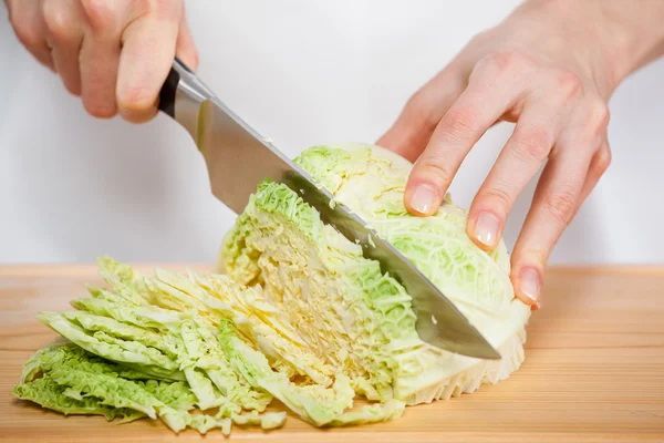 Female hands chopping savoy cabbage — Stock Photo, Image