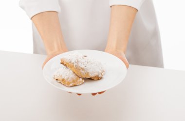 kadının elleri plaka strudels ile gösterilen