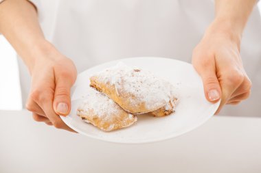 kadının elleri plaka strudels ile gösterilen