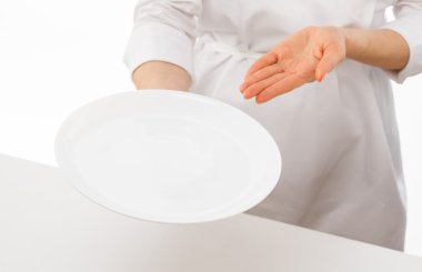 Beyaz tabak gösterilen cook