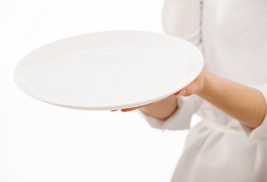 Beyaz tabak tutan kadının elleri