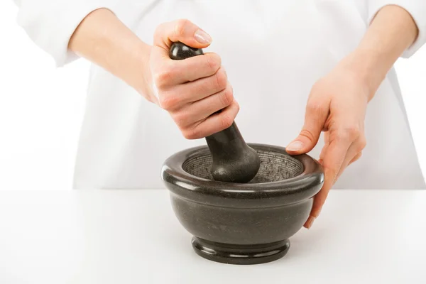 乳鉢と乳棒を使用して何かドキドキ調理者の手 — ストック写真