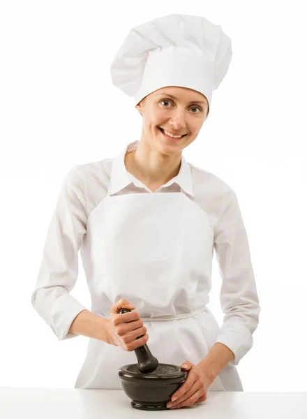 Cozinheiro fêmea batendo algo usando argamassa e pilão — Fotografia de Stock