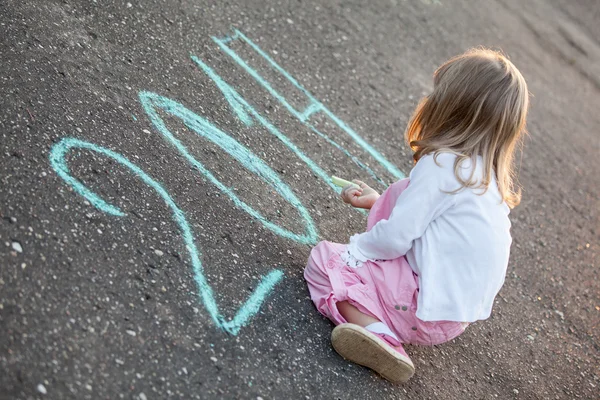 Menina escrevendo 2014 no asfalto — Fotografia de Stock