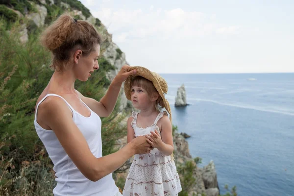 Moeder en haar dochter in de buurt van de kust — Stockfoto