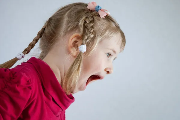 Portret van een schreeuwen meisje — Stockfoto