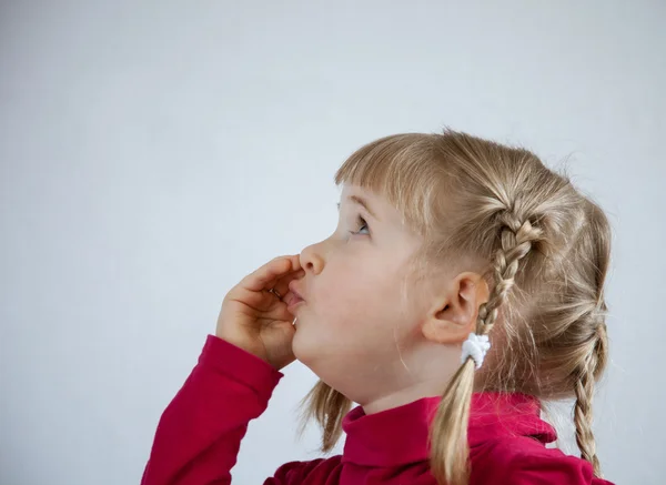 Retrato de uma menina chamando alguém — Fotografia de Stock