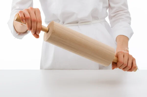 Kobieta kucharz trzyma wałek na stół biały — Zdjęcie stockowe