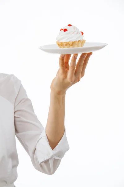 Vrouw hands aanduiding plaat met een smakelijke taart — Stockfoto