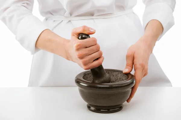 Mãos de Cook batendo algo usando argamassa e pilão — Fotografia de Stock