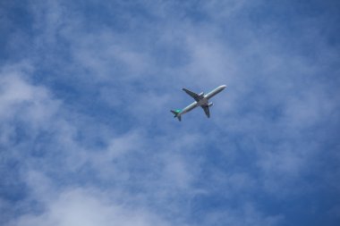 Gökyüzünde bir uçak