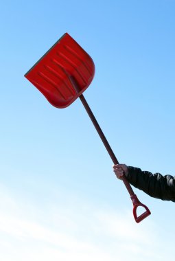 Kırmızı kürek tutan el