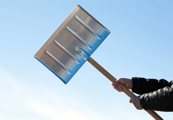 Handen met schop voor sneeuwruimen — Stockfoto