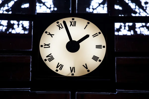 Ρολόι τοίχου φωτεινή — Φωτογραφία Αρχείου