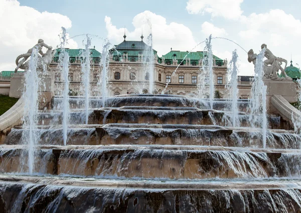 ベルヴェデーレ宮殿の噴水 — ストック写真