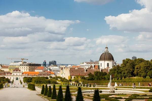 Grondgebied van Paleis belvedere — Stockfoto