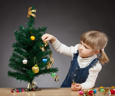 küçük kız Noel ağacı süsle