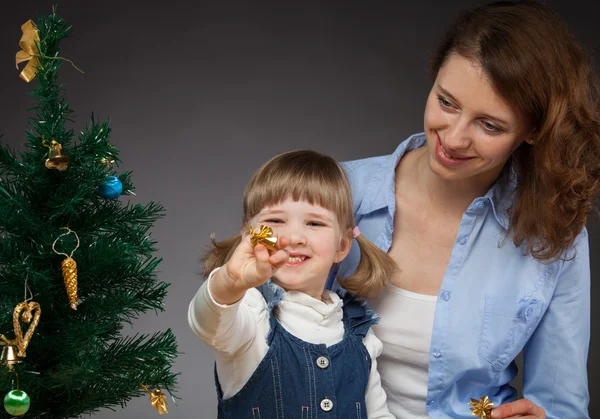 Chica y momia y árbol de Navidad — Foto de Stock