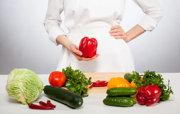 Oigenkännlig cook före framställningen av sallad — Stockfoto