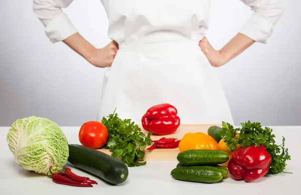 Onherkenbaar kok voor de bereiding van salade — Stockfoto