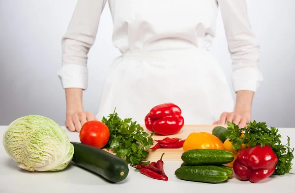 Onherkenbaar kok voor de bereiding van salade — Stockfoto