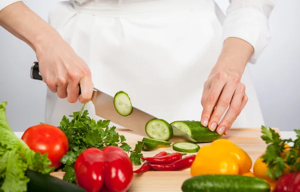 Mãos de cozinheiro preparando salada — Fotografia de Stock