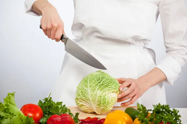 Mãos de cozinheiro preparando salada — Fotografia de Stock