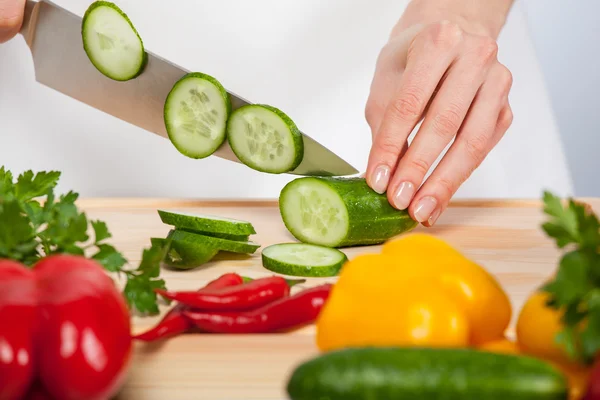 Cook's hands preparing salad — Stock Photo, Image
