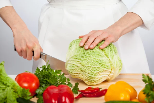 Tangan koki menyiapkan salad — Stok Foto